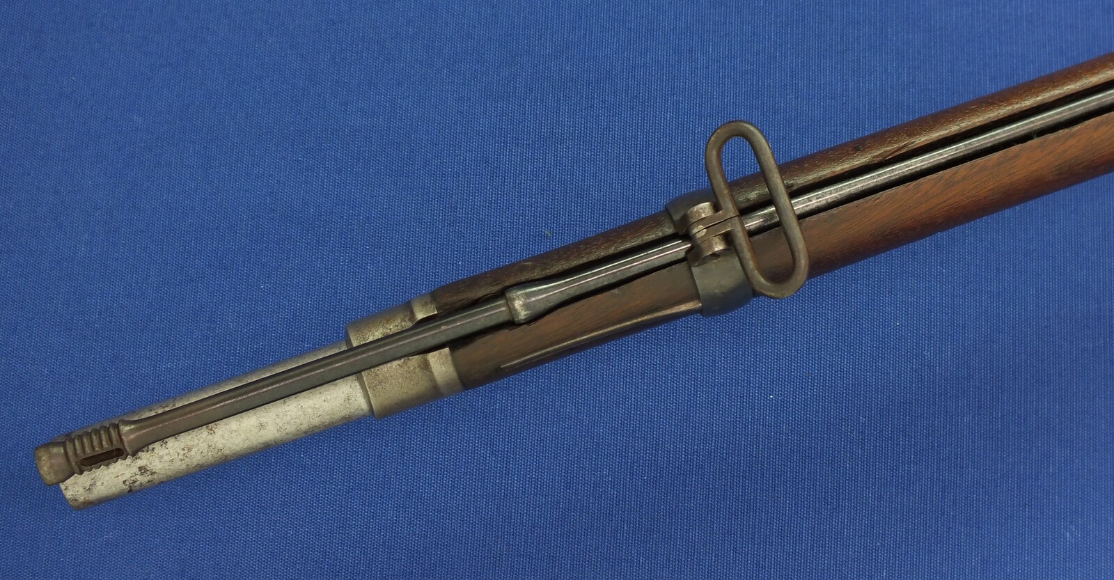 American US Springfield Model 1868 Trapdoor Rifle. Caliber 50 Centerfire, 32,5 inch barrel. Length 132cm. In very good condition. Price 1.750 euro.