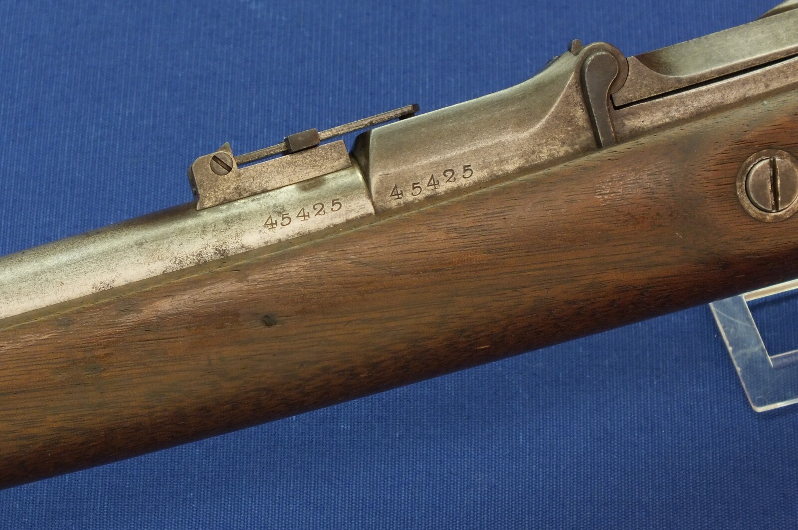 American US Springfield Model 1868 Trapdoor Rifle. Caliber 50 Centerfire, 32,5 inch barrel. Length 132cm. In very good condition. Price 1.750 euro.