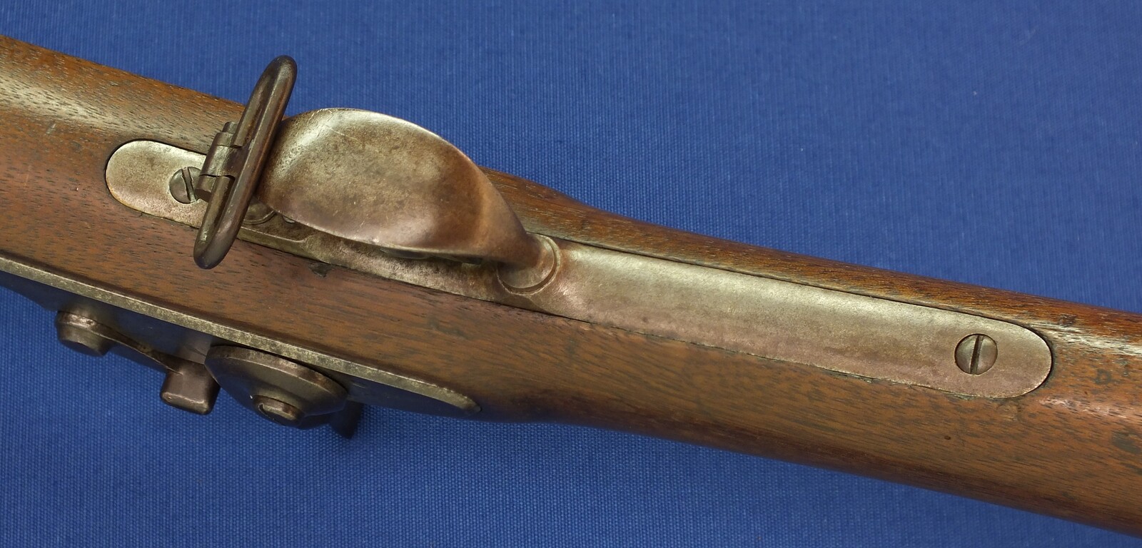 American US Springfield Model 1868 Trapdoor Rifle. Caliber 50 Centerfire, 32,5 inch barrel. Length 132cm. In very good condition. Price 1.750 euro.