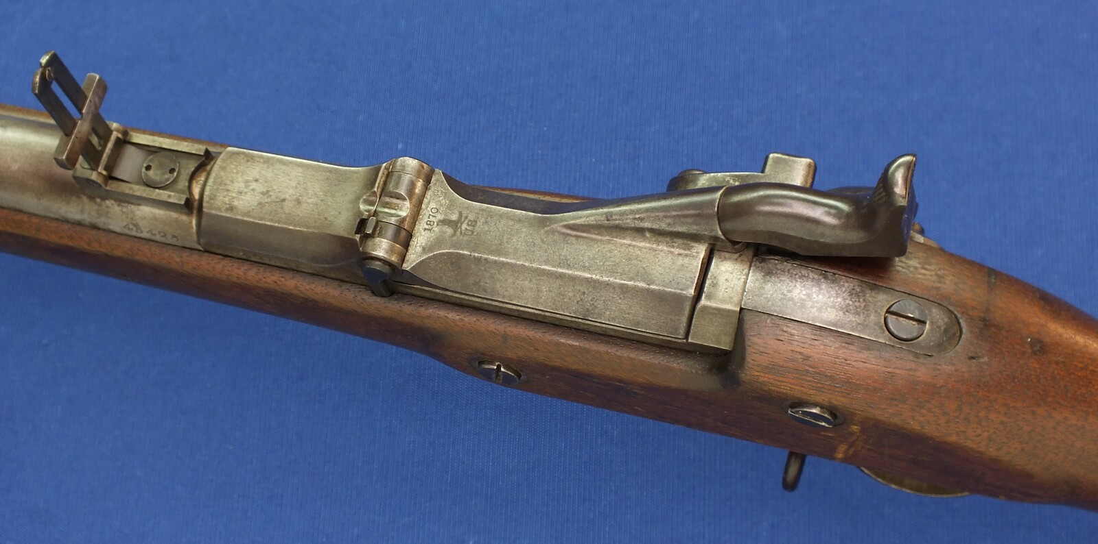 American US Springfield Model 1868 Trapdoor Rifle. Caliber 50 Centerfire, 32,5 inch barrel. Length 132cm. In very good condition. Price 1.750 euro.