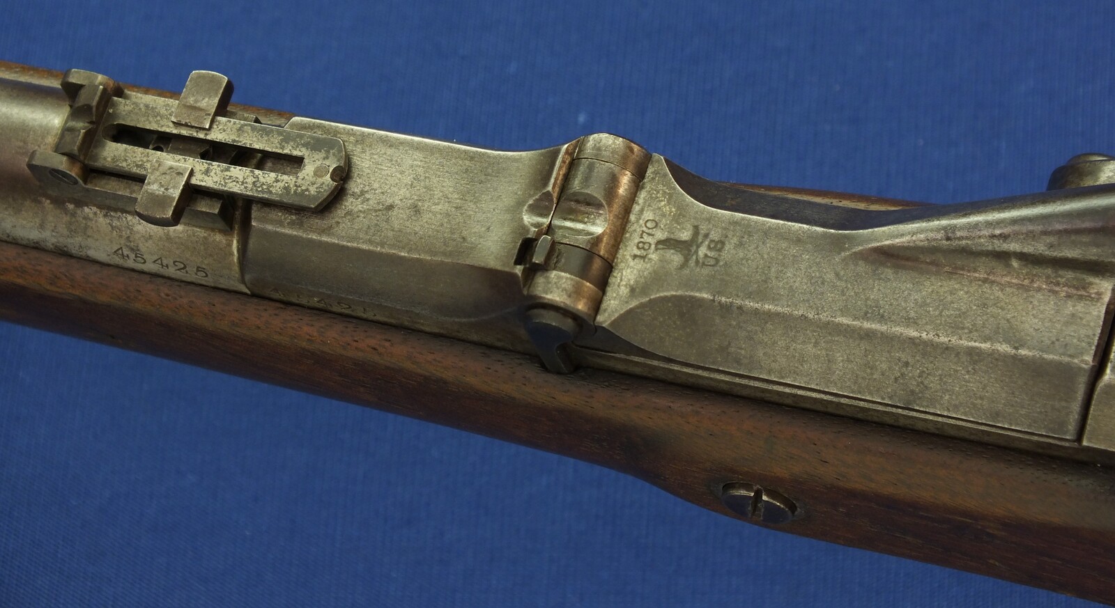 American US Springfield Model 1868 Trapdoor Rifle. Caliber 50 Centerfire, 32,5 inch barrel. Length 132cm. In very good condition. Price 1.750 euro.