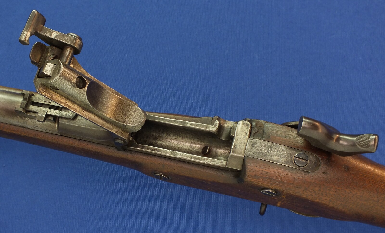 American US Springfield Model 1868 Trapdoor Rifle. Caliber 50 Centerfire, 32,5 inch barrel. Length 132cm. In very good condition. Price 1.750 euro.