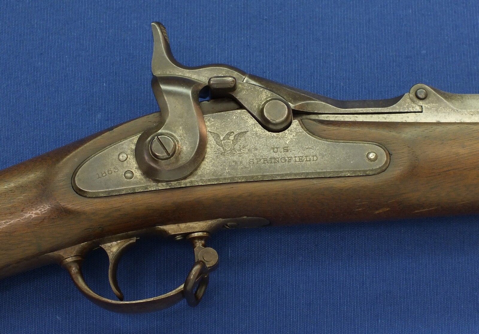 American US Springfield Model 1868 Trapdoor Rifle. Caliber 50 Centerfire, 32,5 inch barrel. Length 132cm. In very good condition. Price 1.750 euro.