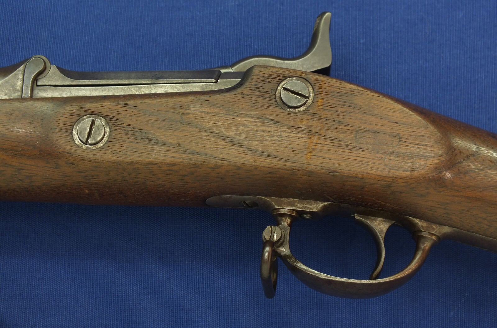American US Springfield Model 1868 Trapdoor Rifle. Caliber 50 Centerfire, 32,5 inch barrel. Length 132cm. In very good condition. Price 1.750 euro.