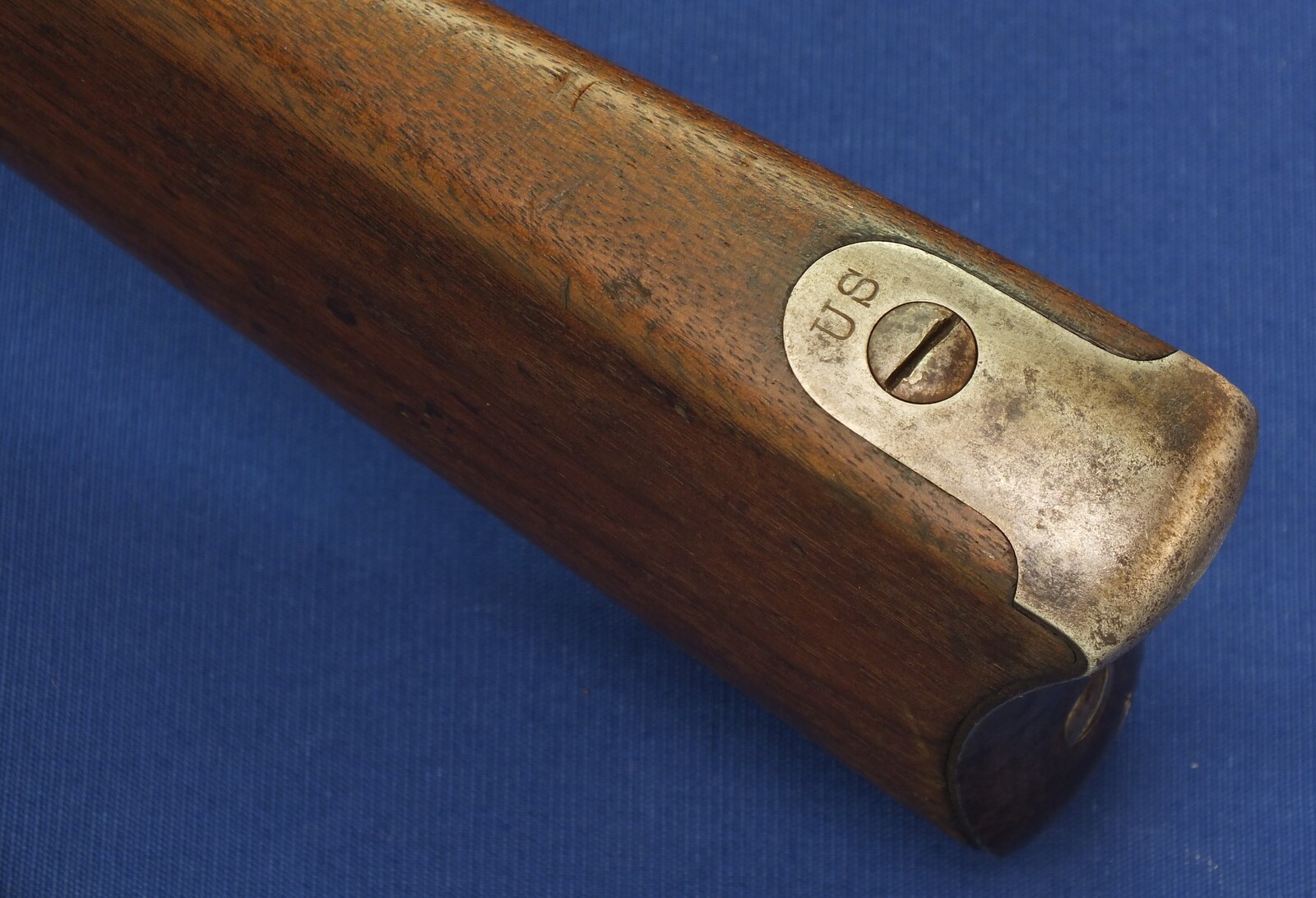 American US Springfield Model 1868 Trapdoor Rifle. Caliber 50 Centerfire, 32,5 inch barrel. Length 132cm. In very good condition. Price 1.750 euro.