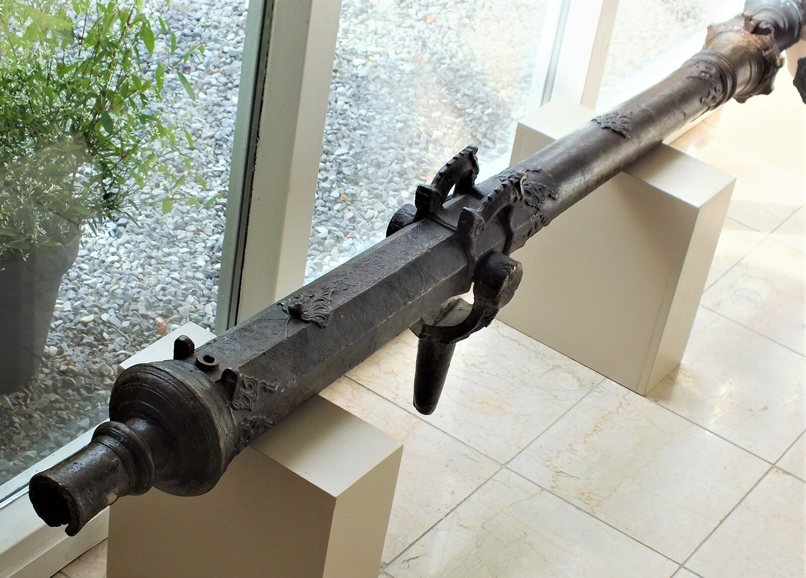 An antique 18th century bronze Indonesian Lantaka Cannon, caliber 4.5 cm, length 165 cm, in very good condition. Price 6.400,- euro.