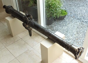 An antique 18th century bronze Indonesian Lantaka Cannon, caliber 4.5 cm, length 165 cm, in very good condition. Price 6.400,- euro.