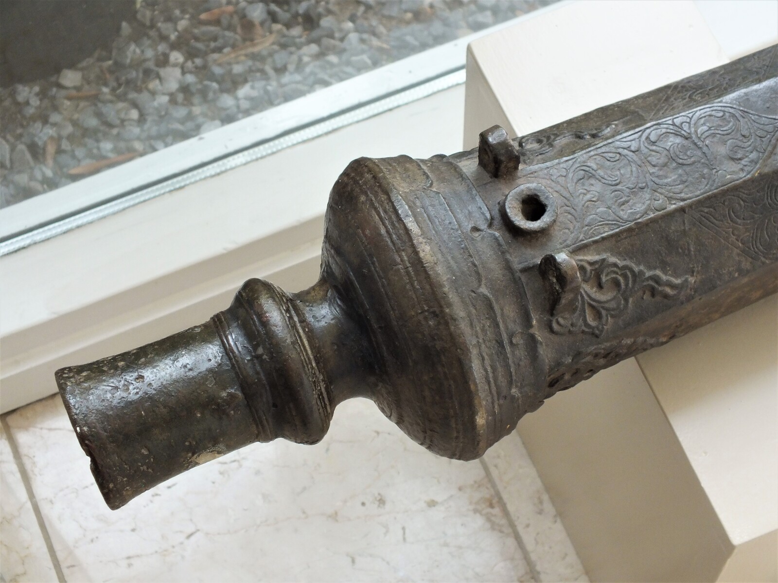 An antique 18th century bronze Indonesian Lantaka Cannon, caliber 4.5 cm, length 165 cm, in very good condition. Price 6.400,- euro.