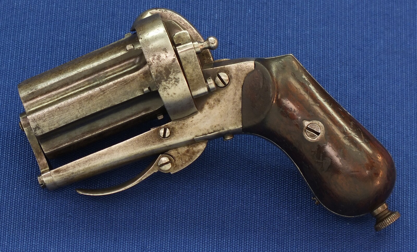 An antique 19th century Belgian Double Action Pinfire Pepperbox by Arendt Brevete Liege, 6 shot, caliber 7 mm, length 13 cm, in very good condition. Price 750 euro