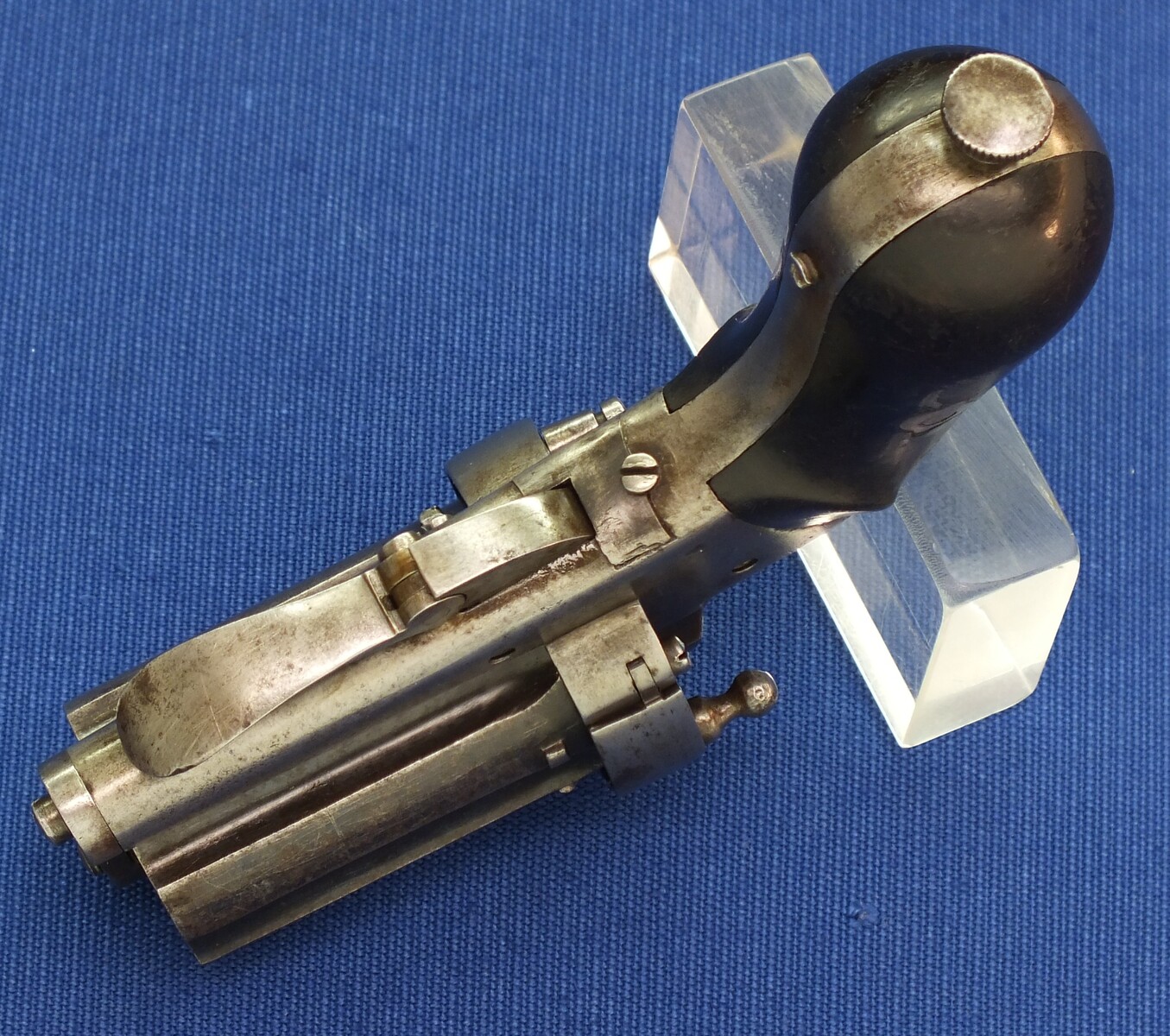 An antique 19th century Belgian Double Action Pinfire Pepperbox by Arendt Brevete Liege, 6 shot, caliber 7 mm, length 13 cm, in very good condition. Price 750 euro