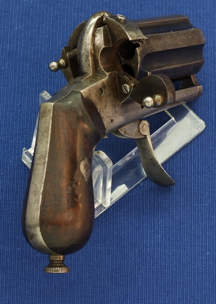 An antique 19th century Belgian Double Action Pinfire Pepperbox by Arendt Brevete Liege, 6 shot, caliber 7 mm, length 13 cm, in very good condition. Price 750 euro
