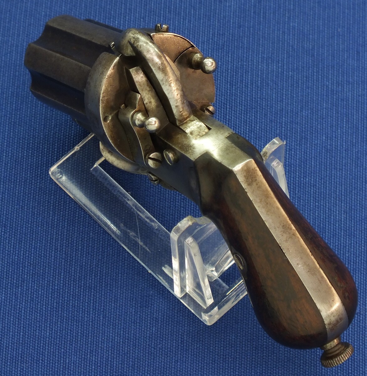 An antique 19th century Belgian Double Action Pinfire Pepperbox by Arendt Brevete Liege, 6 shot, caliber 7 mm, length 13 cm, in very good condition. Price 750 euro