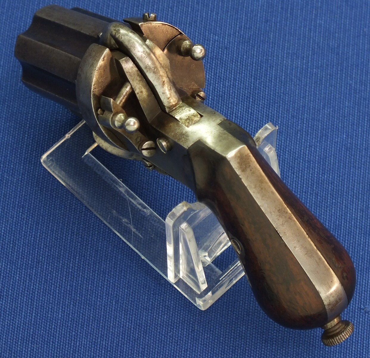An antique 19th century Belgian Double Action Pinfire Pepperbox by Arendt Brevete Liege, 6 shot, caliber 7 mm, length 13 cm, in very good condition. Price 750 euro