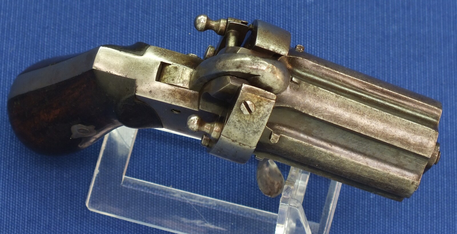 An antique 19th century Belgian Double Action Pinfire Pepperbox by Arendt Brevete Liege, 6 shot, caliber 7 mm, length 13 cm, in very good condition. Price 750 euro