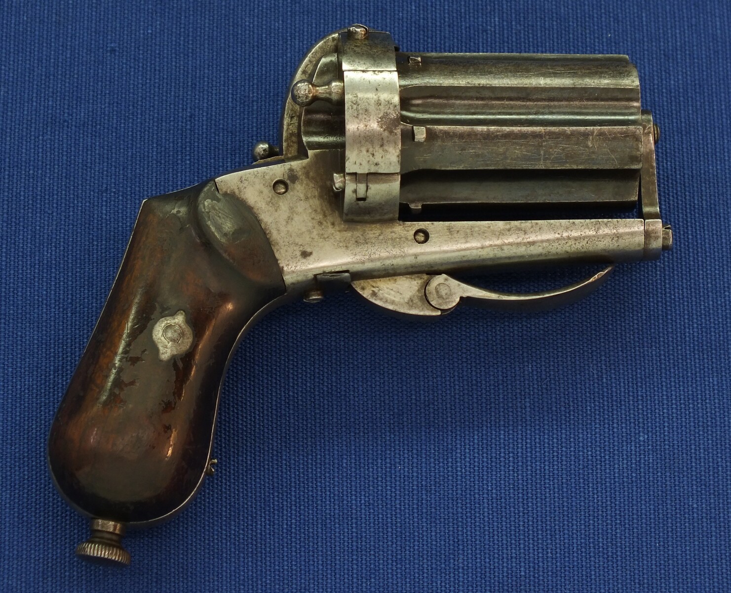 An antique 19th century Belgian Double Action Pinfire Pepperbox by Arendt Brevete Liege, 6 shot, caliber 7 mm, length 13 cm, in very good condition. Price 750 euro