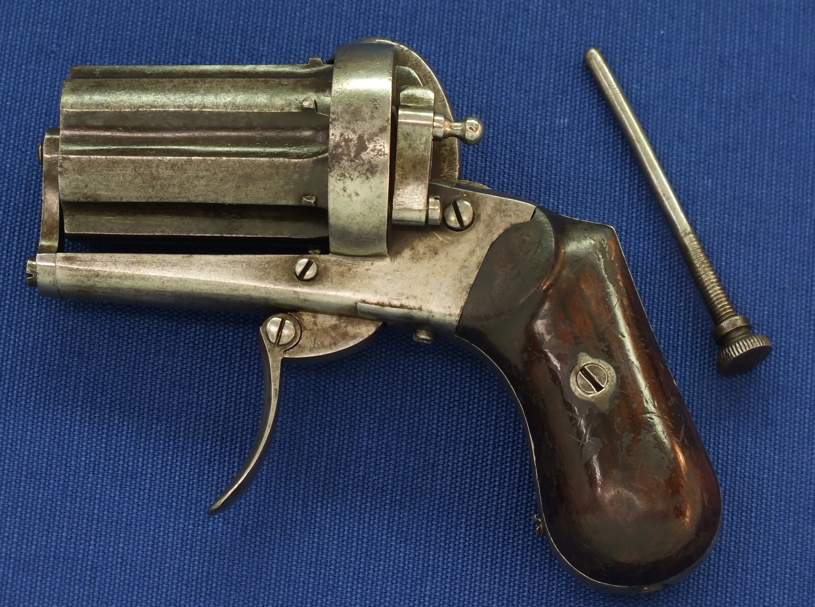 An antique 19th century Belgian Double Action Pinfire Pepperbox by Arendt Brevete Liege, 6 shot, caliber 7 mm, length 13 cm, in very good condition. Price 750 euro