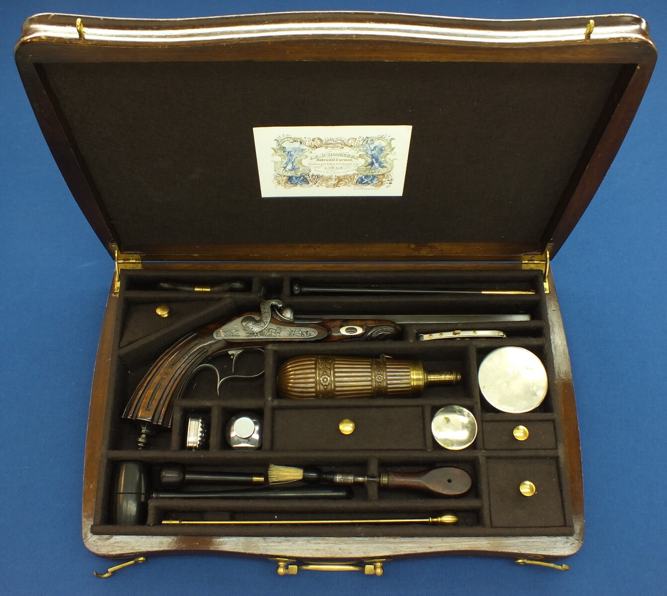 An antique 19th century circa 1850 Belgian/Liege Percussion target pistol in vintage/antique Walnut veneered case with refitted and relined brown interior. Caliber 12,5mm. Length 43cm. In very good condition. Price 1.750 euro.