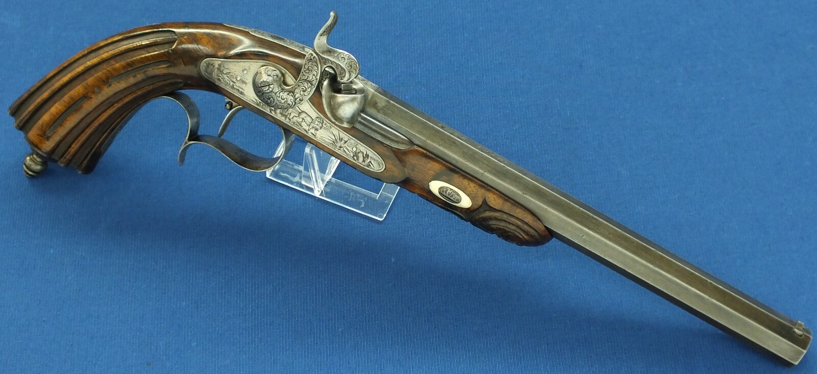 An antique 19th century circa 1850 Belgian/Liege Percussion target pistol in vintage/antique Walnut veneered case with refitted and relined brown interior. Caliber 12,5mm. Length 43cm. In very good condition. Price 1.750 euro.