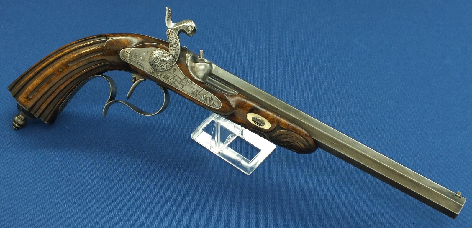 An antique 19th century circa 1850 Belgian/Liege Percussion target pistol in vintage/antique Walnut veneered case with refitted and relined brown interior. Caliber 12,5mm. Length 43cm. In very good condition. Price 1.750 euro.