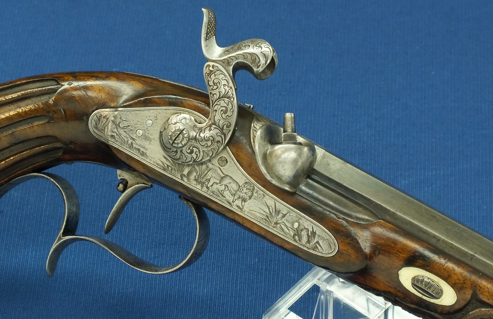 An antique 19th century circa 1850 Belgian/Liege Percussion target pistol in vintage/antique Walnut veneered case with refitted and relined brown interior. Caliber 12,5mm. Length 43cm. In very good condition. Price 1.750 euro.