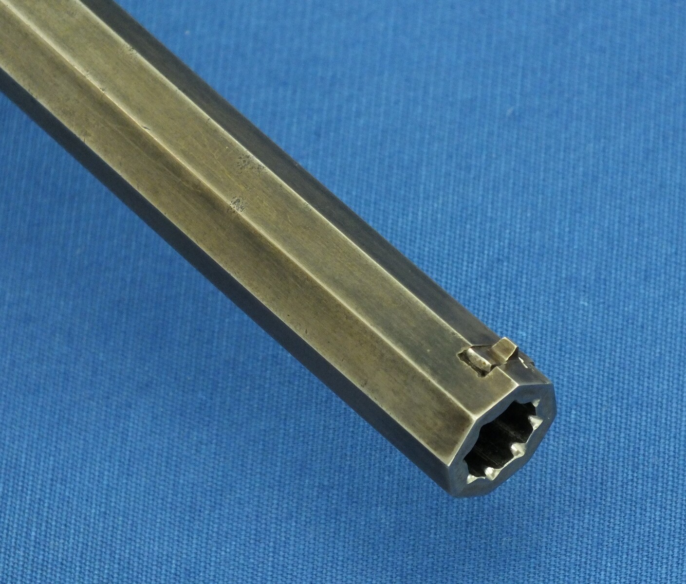 An antique 19th century circa 1850 Belgian/Liege Percussion target pistol in vintage/antique Walnut veneered case with refitted and relined brown interior. Caliber 12,5mm. Length 43cm. In very good condition. Price 1.750 euro.