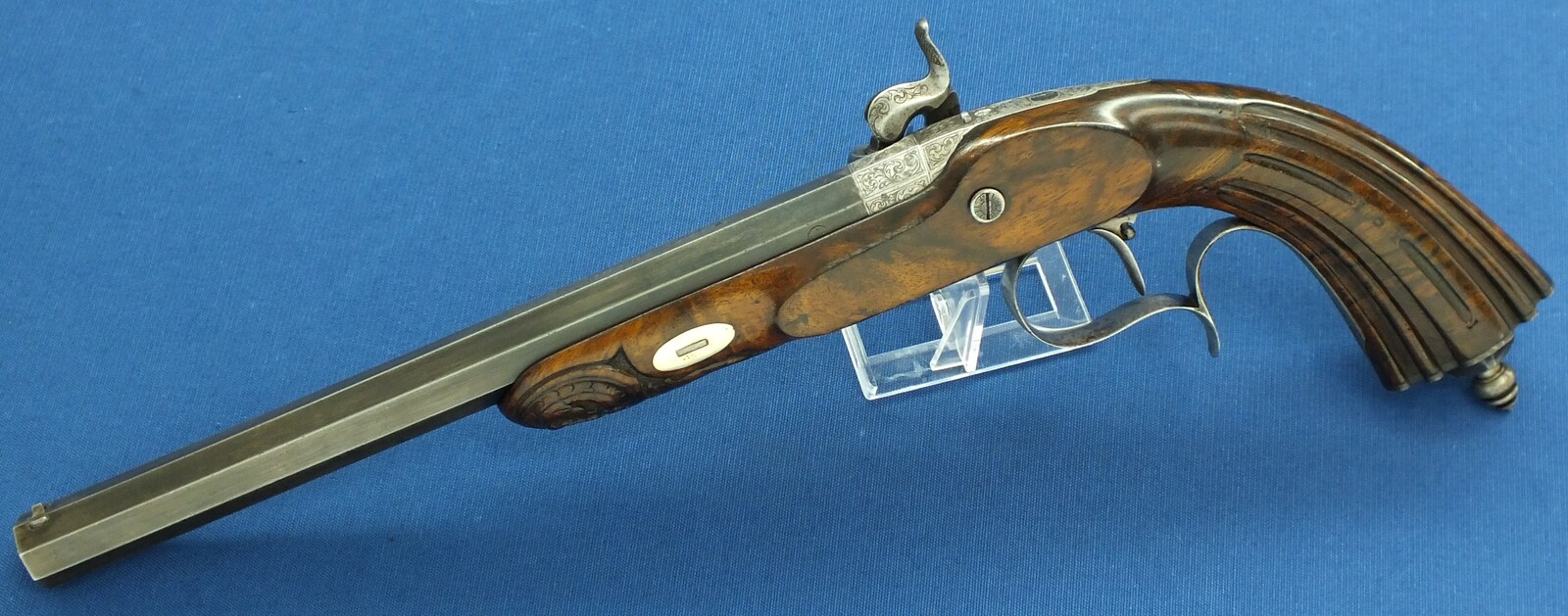 An antique 19th century circa 1850 Belgian/Liege Percussion target pistol in vintage/antique Walnut veneered case with refitted and relined brown interior. Caliber 12,5mm. Length 43cm. In very good condition. Price 1.750 euro.