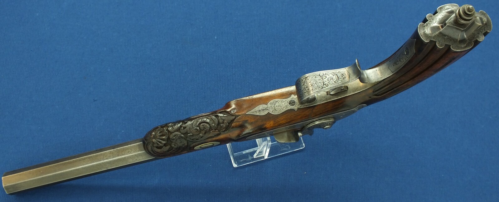 An antique 19th century circa 1850 Belgian/Liege Percussion target pistol in vintage/antique Walnut veneered case with refitted and relined brown interior. Caliber 12,5mm. Length 43cm. In very good condition. Price 1.750 euro.