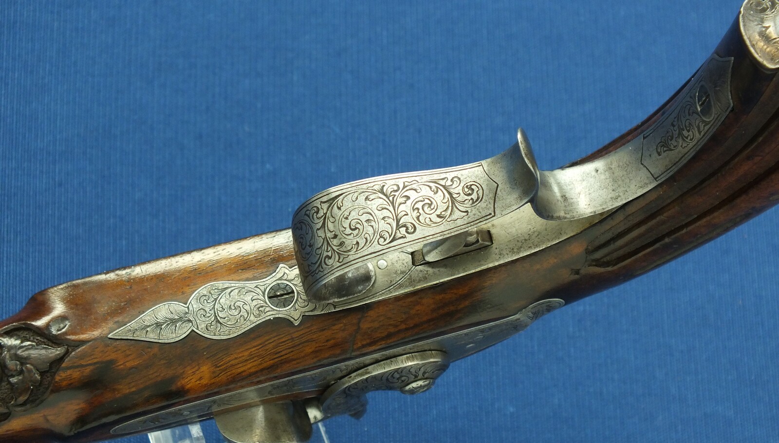 An antique 19th century circa 1850 Belgian/Liege Percussion target pistol in vintage/antique Walnut veneered case with refitted and relined brown interior. Caliber 12,5mm. Length 43cm. In very good condition. Price 1.750 euro.