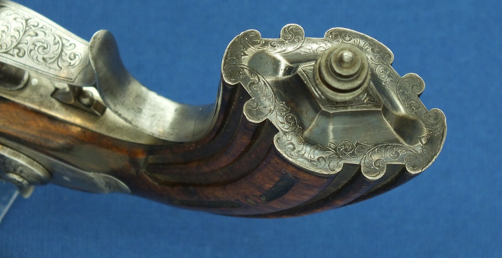 An antique 19th century circa 1850 Belgian/Liege Percussion target pistol in vintage/antique Walnut veneered case with refitted and relined brown interior. Caliber 12,5mm. Length 43cm. In very good condition. Price 1.750 euro.