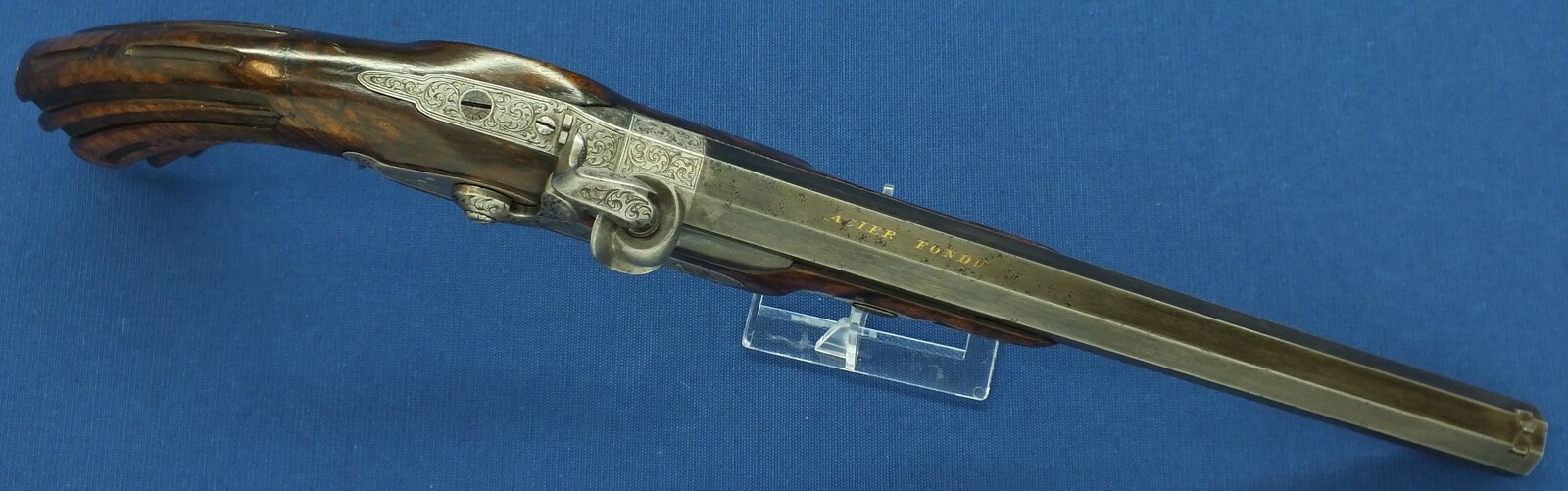 An antique 19th century circa 1850 Belgian/Liege Percussion target pistol in vintage/antique Walnut veneered case with refitted and relined brown interior. Caliber 12,5mm. Length 43cm. In very good condition. Price 1.750 euro.