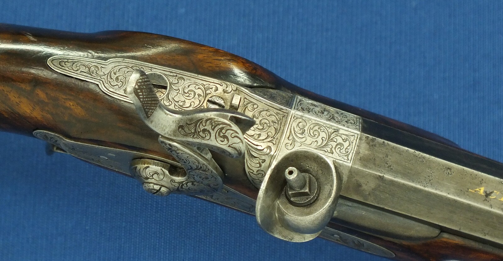 An antique 19th century circa 1850 Belgian/Liege Percussion target pistol in vintage/antique Walnut veneered case with refitted and relined brown interior. Caliber 12,5mm. Length 43cm. In very good condition. Price 1.750 euro.