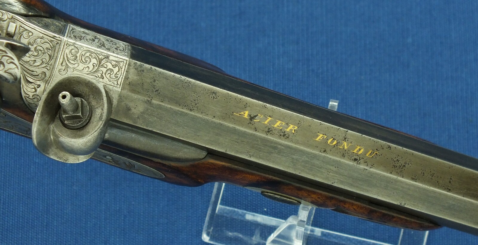 An antique 19th century circa 1850 Belgian/Liege Percussion target pistol in vintage/antique Walnut veneered case with refitted and relined brown interior. Caliber 12,5mm. Length 43cm. In very good condition. Price 1.750 euro.