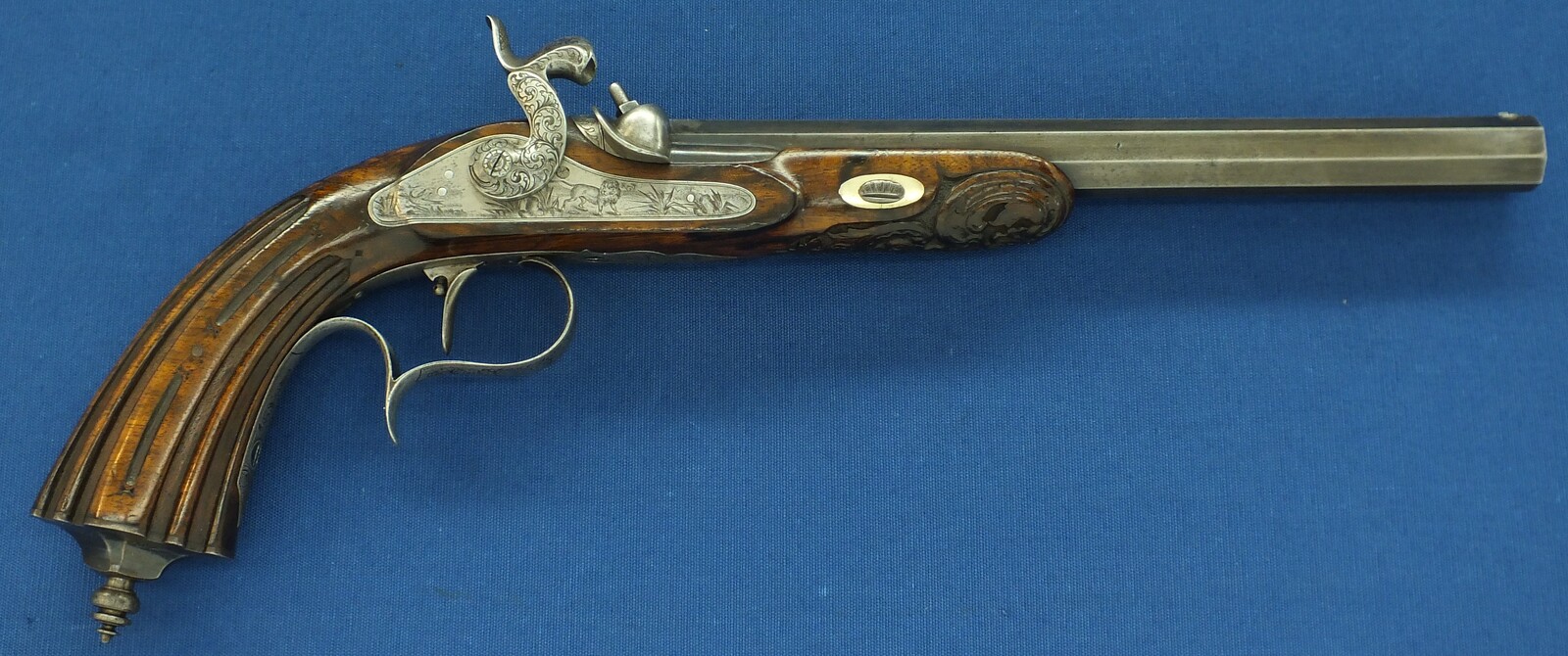 An antique 19th century circa 1850 Belgian/Liege Percussion target pistol in vintage/antique Walnut veneered case with refitted and relined brown interior. Caliber 12,5mm. Length 43cm. In very good condition. Price 1.750 euro.