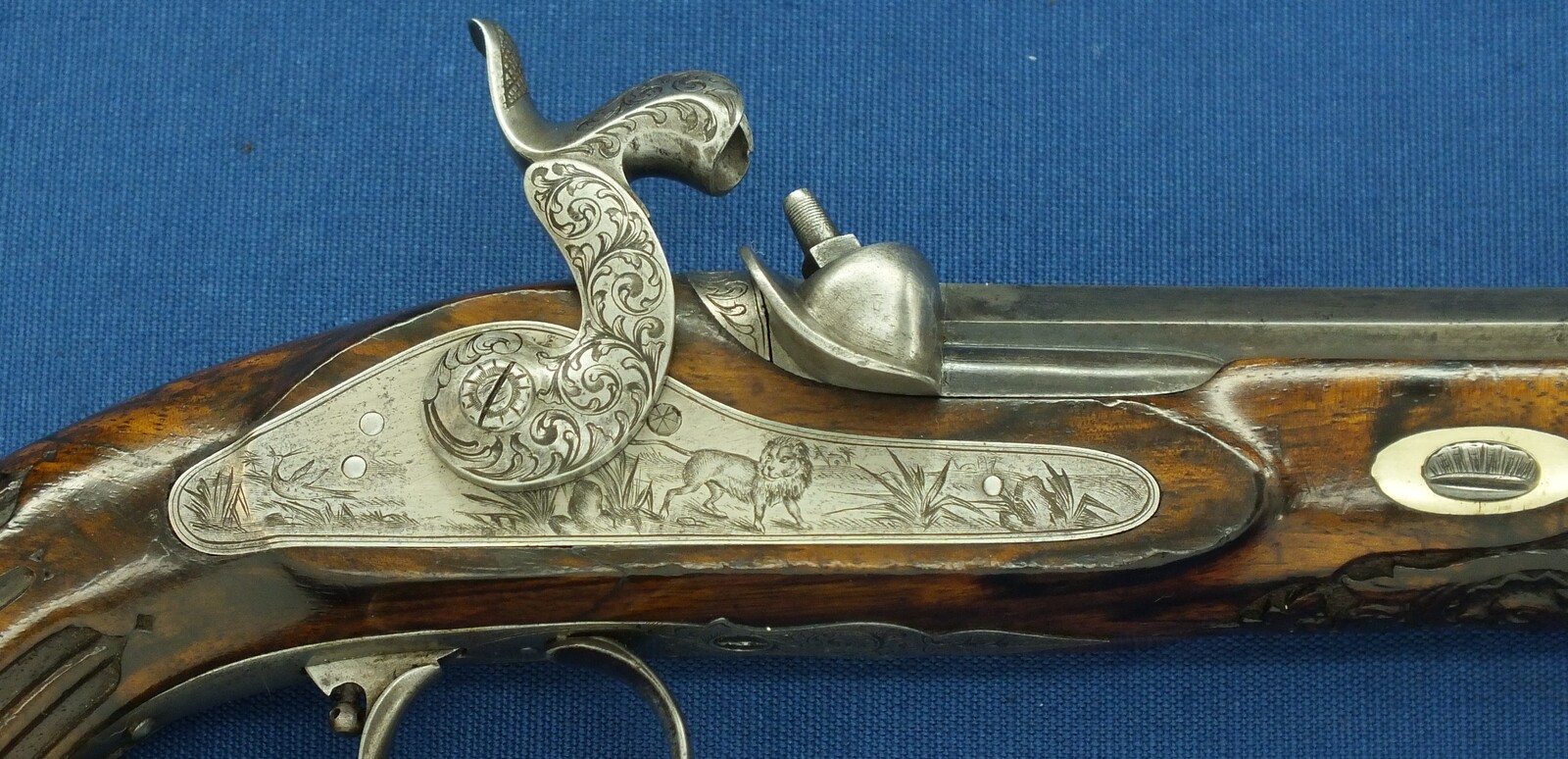 An antique 19th century circa 1850 Belgian/Liege Percussion target pistol in vintage/antique Walnut veneered case with refitted and relined brown interior. Caliber 12,5mm. Length 43cm. In very good condition. Price 1.750 euro.