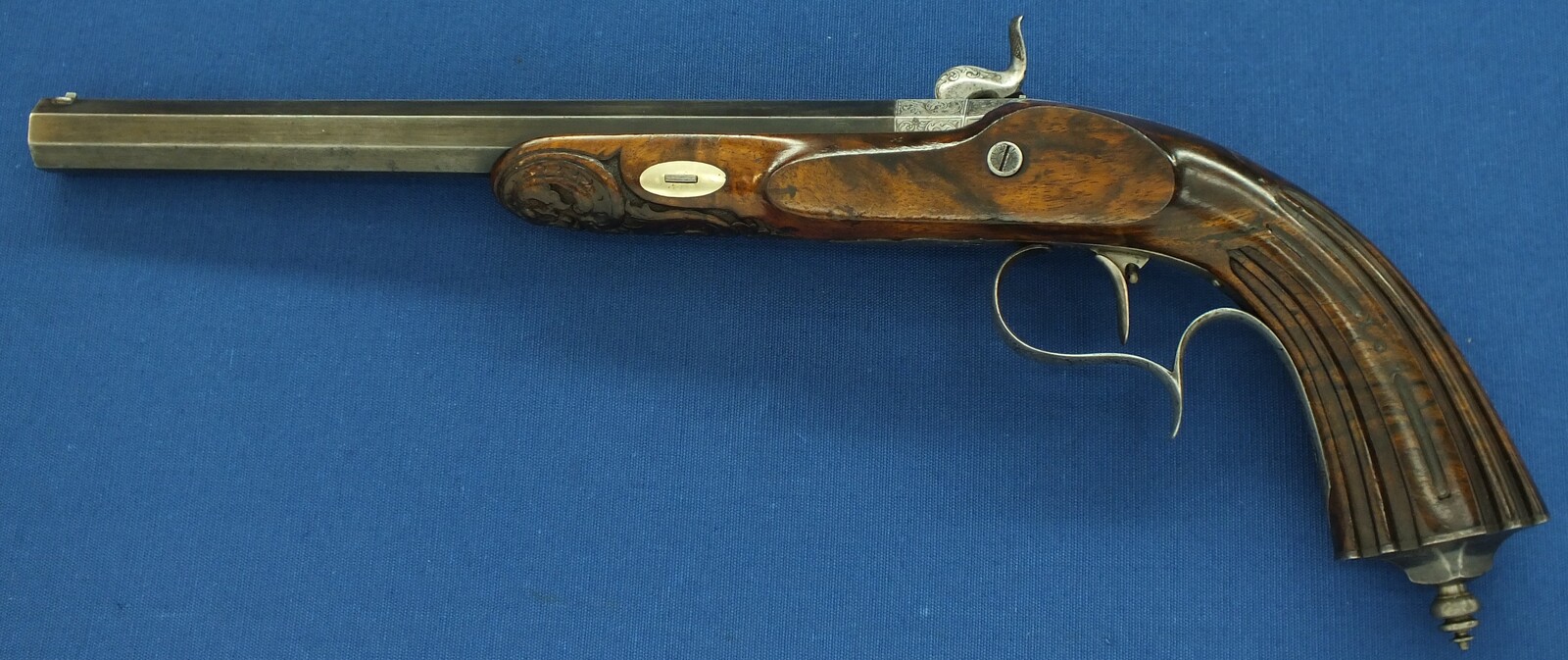 An antique 19th century circa 1850 Belgian/Liege Percussion target pistol in vintage/antique Walnut veneered case with refitted and relined brown interior. Caliber 12,5mm. Length 43cm. In very good condition. Price 1.750 euro.