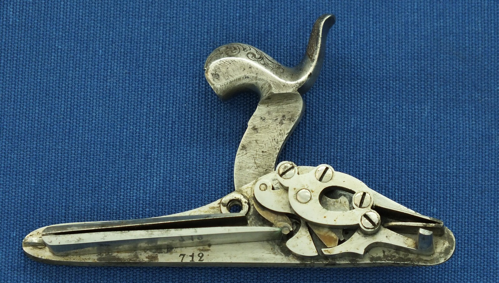 An antique 19th century circa 1850 Belgian/Liege Percussion target pistol in vintage/antique Walnut veneered case with refitted and relined brown interior. Caliber 12,5mm. Length 43cm. In very good condition. Price 1.750 euro.