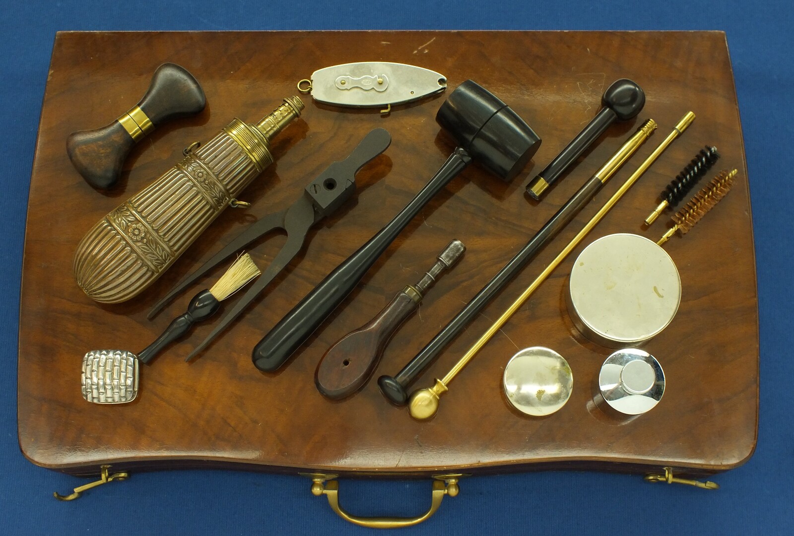 An antique 19th century circa 1850 Belgian/Liege Percussion target pistol in vintage/antique Walnut veneered case with refitted and relined brown interior. Caliber 12,5mm. Length 43cm. In very good condition. Price 1.750 euro.