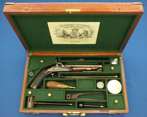 An antique 19th century circa 1850 English Percussion pistol by William Jackson London in vintage Mahogany case with refitted and relined green interior. Caliber 16 Bore/17mm. Length 38cm. In very good condition. Price 1.850 euro.