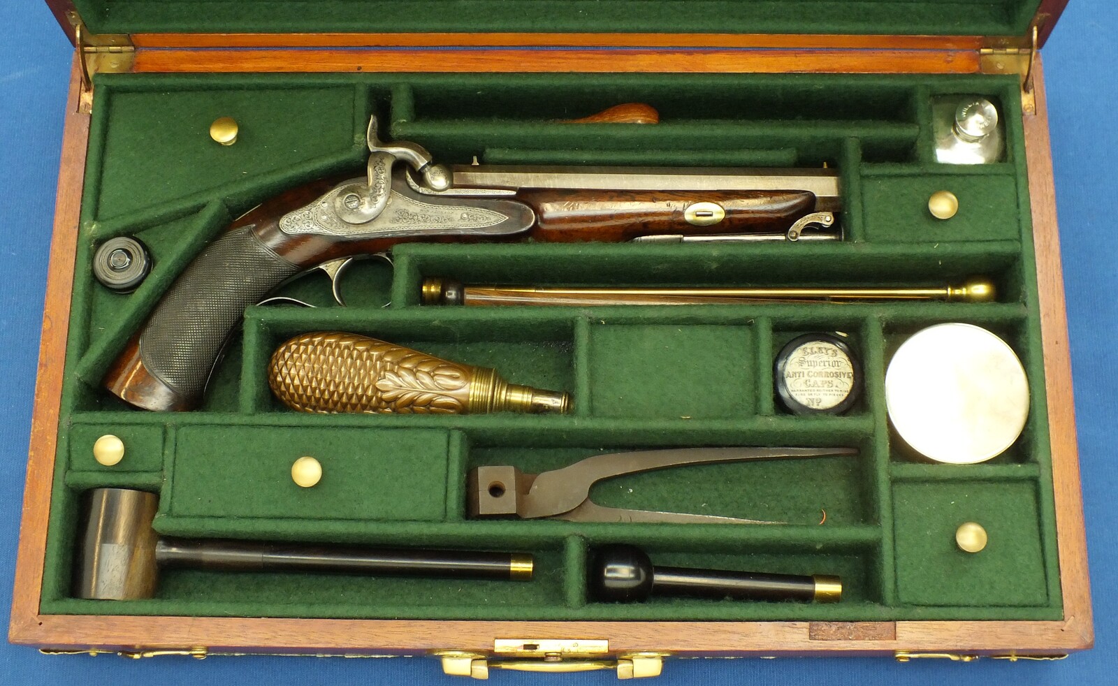 An antique 19th century circa 1850 English Percussion pistol by William Jackson London in vintage Mahogany case with refitted and relined green interior. Caliber 16 Bore/17mm. Length 38cm. In very good condition. Price 1.850 euro.