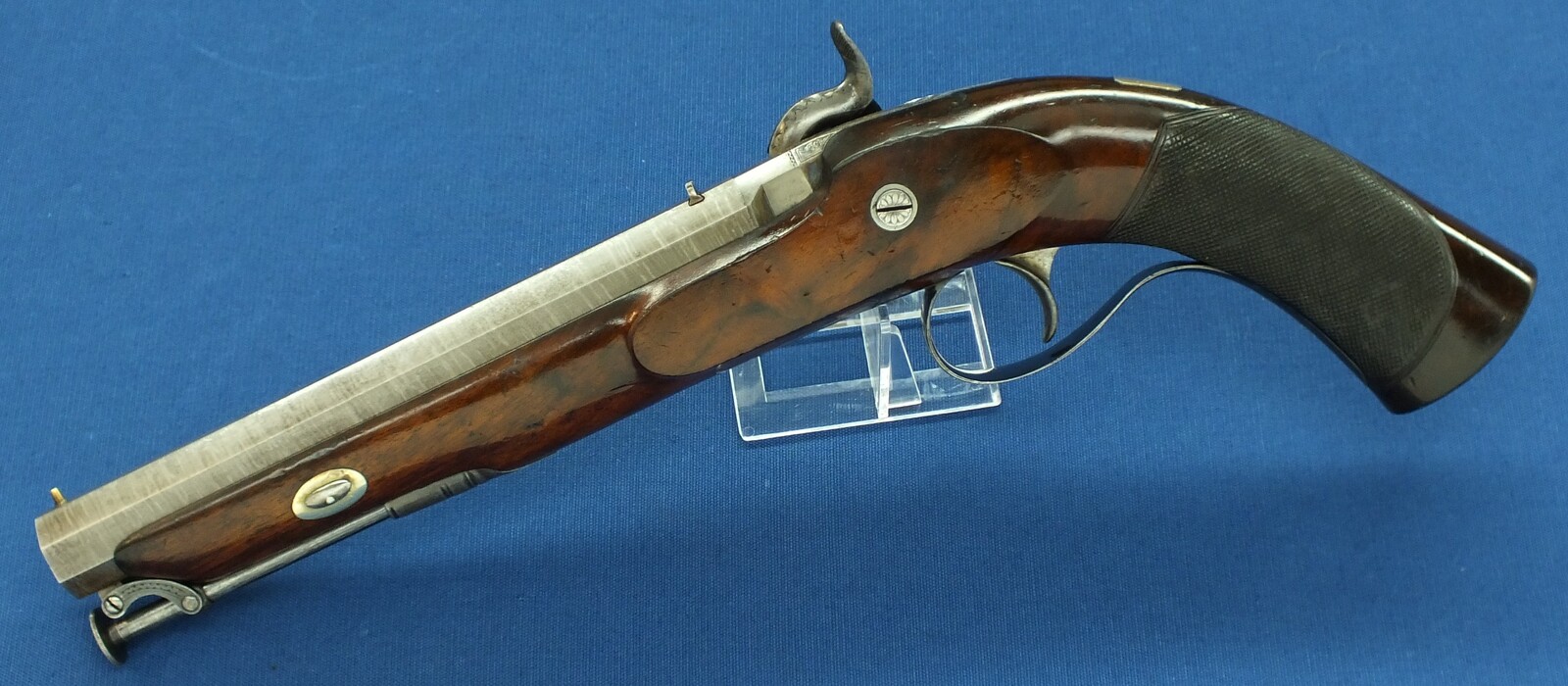 An antique 19th century circa 1850 English Percussion pistol by William Jackson London in vintage Mahogany case with refitted and relined green interior. Caliber 16 Bore/17mm. Length 38cm. In very good condition. Price 1.850 euro.