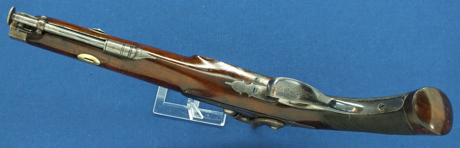 An antique 19th century circa 1850 English Percussion pistol by William Jackson London in vintage Mahogany case with refitted and relined green interior. Caliber 16 Bore/17mm. Length 38cm. In very good condition. Price 1.850 euro.