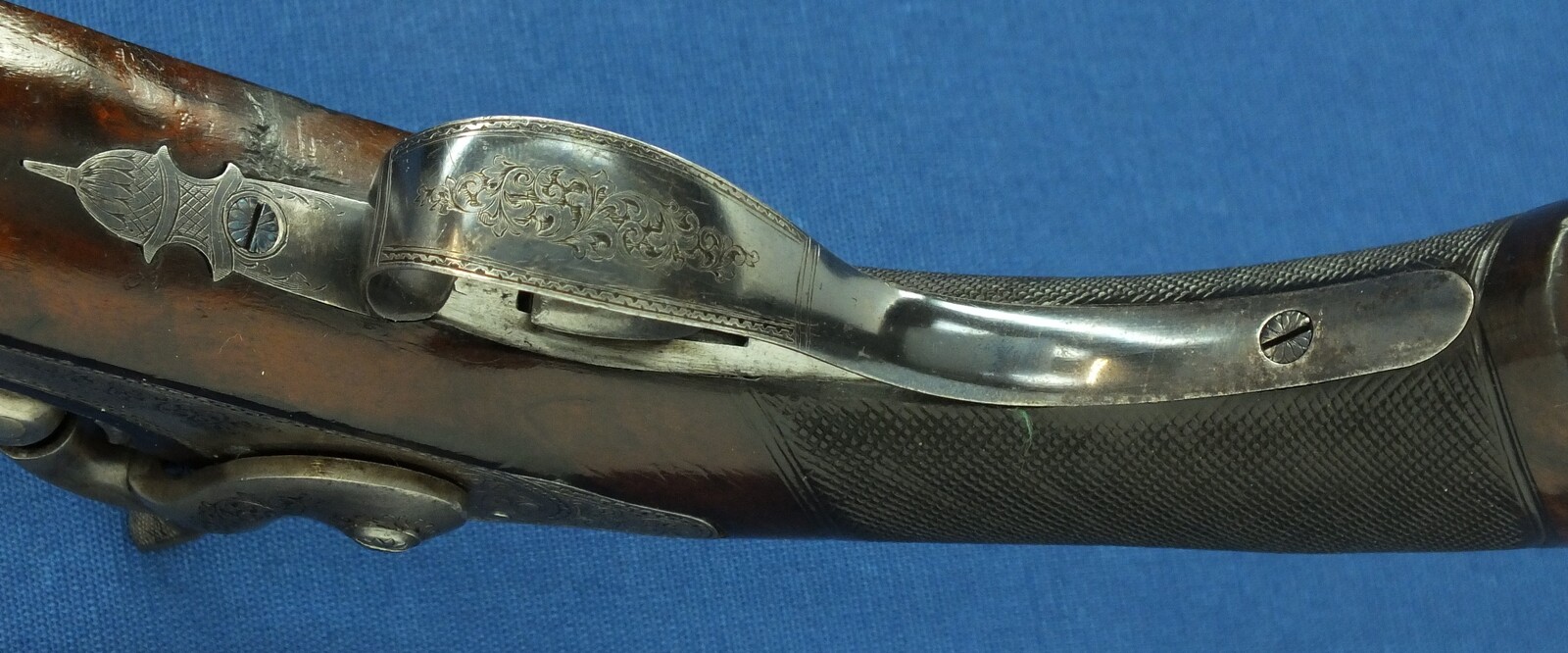 An antique 19th century circa 1850 English Percussion pistol by William Jackson London in vintage Mahogany case with refitted and relined green interior. Caliber 16 Bore/17mm. Length 38cm. In very good condition. Price 1.850 euro.