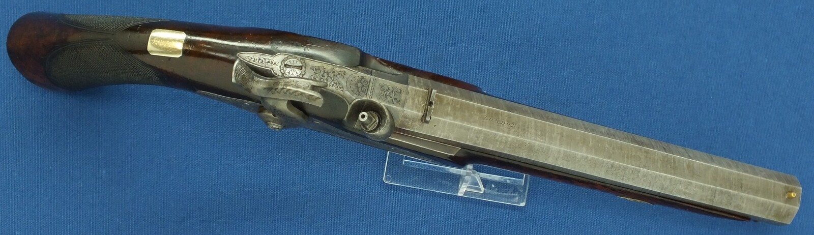 An antique 19th century circa 1850 English Percussion pistol by William Jackson London in vintage Mahogany case with refitted and relined green interior. Caliber 16 Bore/17mm. Length 38cm. In very good condition. Price 1.850 euro.