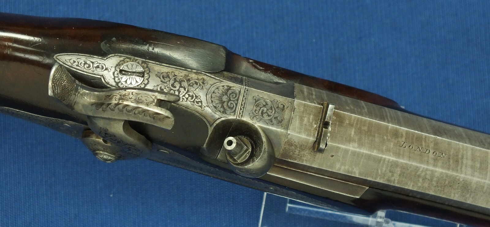 An antique 19th century circa 1850 English Percussion pistol by William Jackson London in vintage Mahogany case with refitted and relined green interior. Caliber 16 Bore/17mm. Length 38cm. In very good condition. Price 1.850 euro.