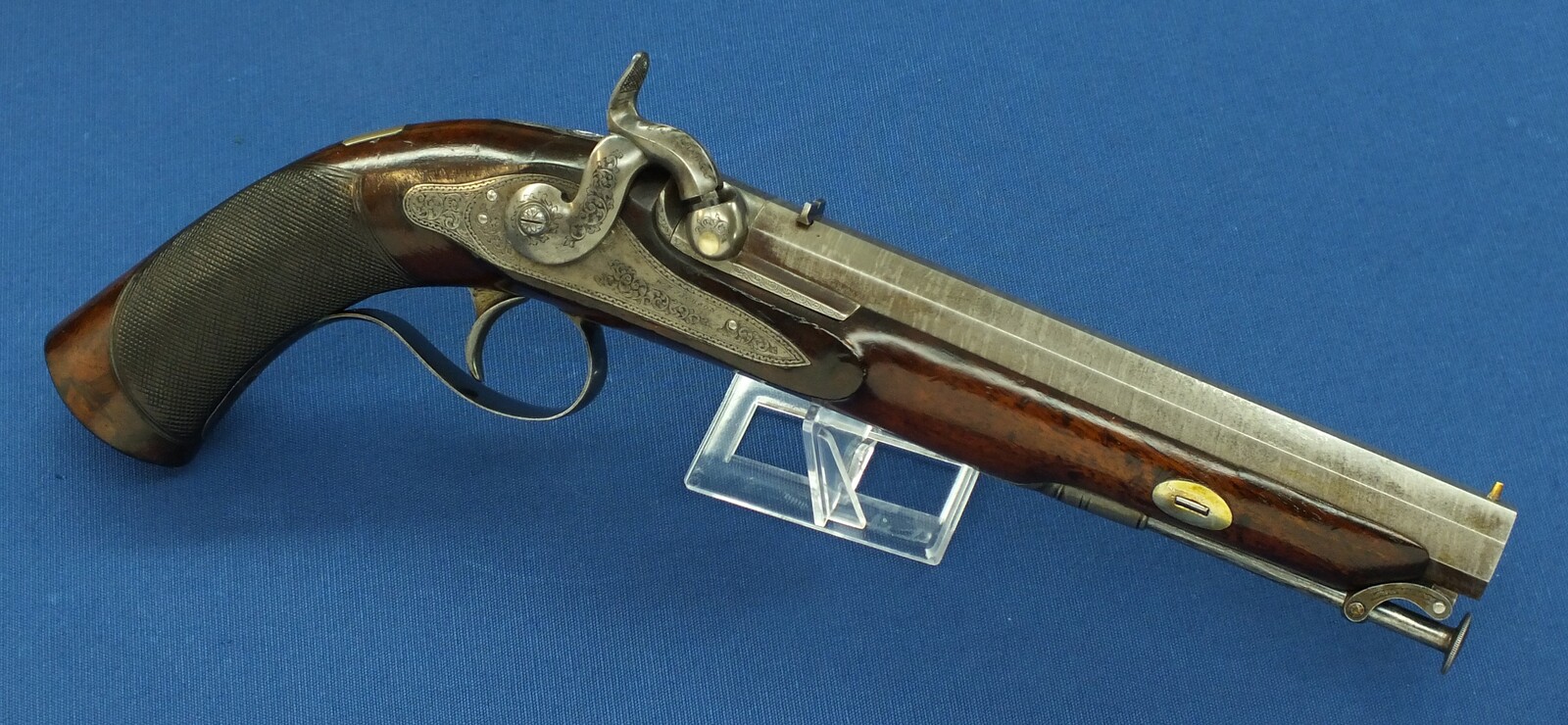 An antique 19th century circa 1850 English Percussion pistol by William Jackson London in vintage Mahogany case with refitted and relined green interior. Caliber 16 Bore/17mm. Length 38cm. In very good condition. Price 1.850 euro.