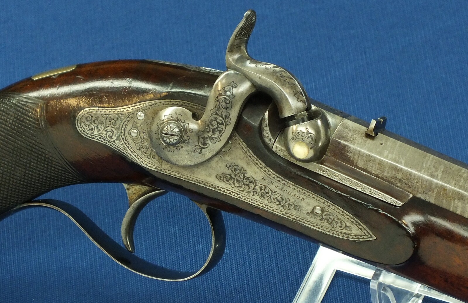 An antique 19th century circa 1850 English Percussion pistol by William Jackson London in vintage Mahogany case with refitted and relined green interior. Caliber 16 Bore/17mm. Length 38cm. In very good condition. Price 1.850 euro.