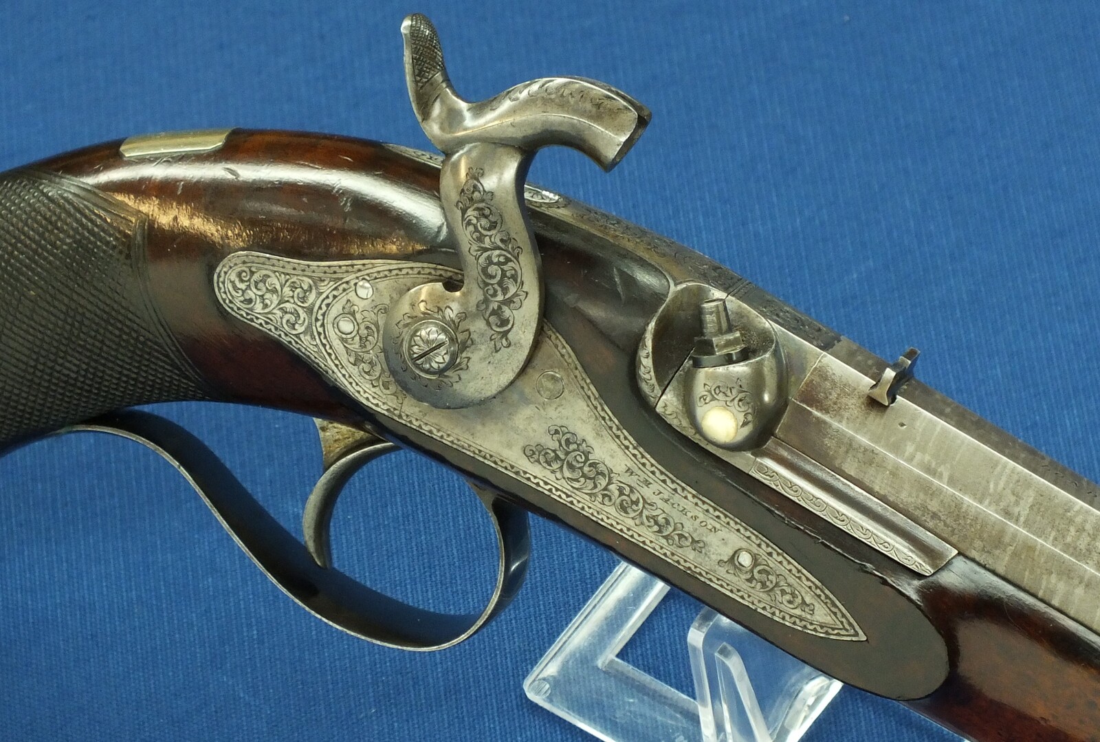 An antique 19th century circa 1850 English Percussion pistol by William Jackson London in vintage Mahogany case with refitted and relined green interior. Caliber 16 Bore/17mm. Length 38cm. In very good condition. Price 1.850 euro.