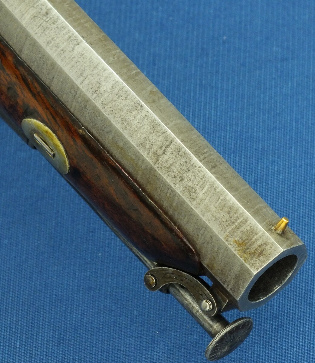 An antique 19th century circa 1850 English Percussion pistol by William Jackson London in vintage Mahogany case with refitted and relined green interior. Caliber 16 Bore/17mm. Length 38cm. In very good condition. Price 1.850 euro.