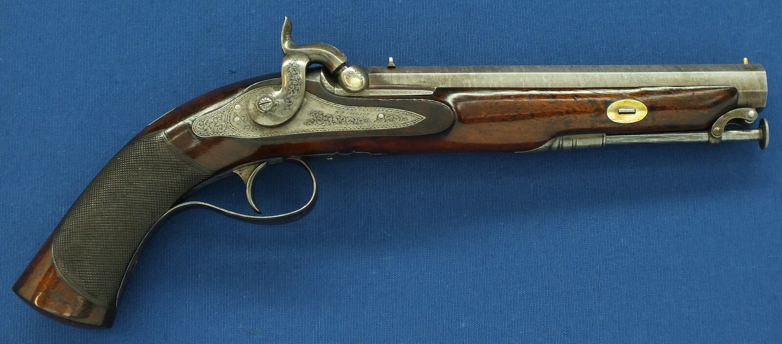 An antique 19th century circa 1850 English Percussion pistol by William Jackson London in vintage Mahogany case with refitted and relined green interior. Caliber 16 Bore/17mm. Length 38cm. In very good condition. Price 1.850 euro.