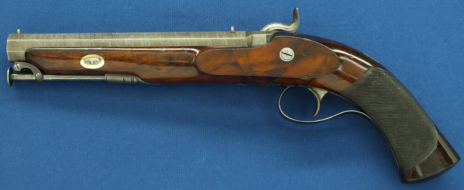 An antique 19th century circa 1850 English Percussion pistol by William Jackson London in vintage Mahogany case with refitted and relined green interior. Caliber 16 Bore/17mm. Length 38cm. In very good condition. Price 1.850 euro.